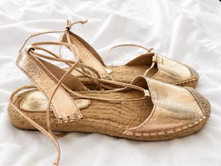 Alpargatas doradas con lazada