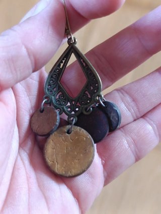 Pendientes largos de madera y metal