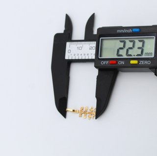 Cruz de oro de 18k. Peso: 0.57 gr.