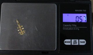 Cruz de oro de 18k. Peso: 0.57 gr.