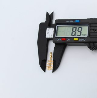 Cruz de oro de 18k. Peso: 0.57 gr.