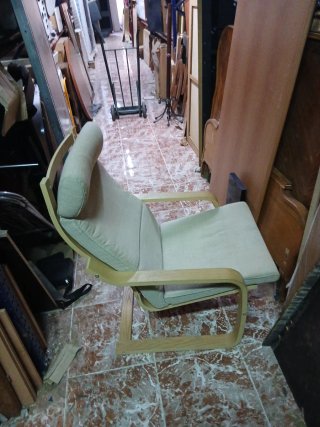 Sillón cómodo tela y madera