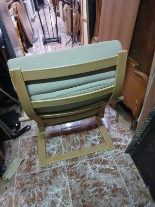 Sillón cómodo tela y madera