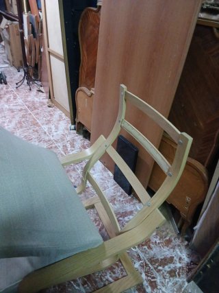 Sillón cómodo tela y madera