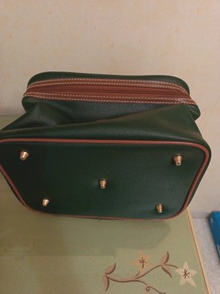 Neceser de viaje verde y marrón
