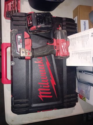 Taladro Percutor Milwaukee con Batería y Cargador