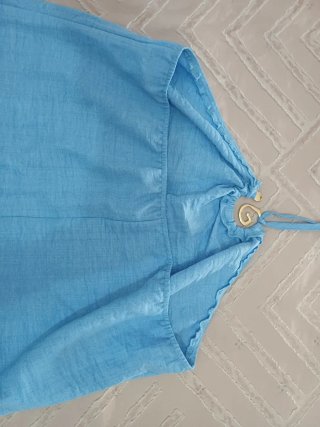 Vestido de verano azul con detalle dorado