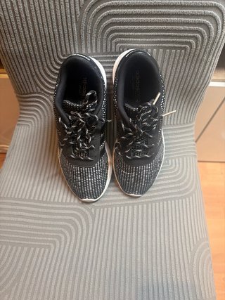 Zapatillas Adidas Negras y Blancas Talla 38
