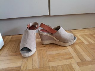 Sandalias cuña de 10cm piel vuelta, marron-beige.
