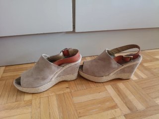 Sandalias cuña de 10cm piel vuelta, marron-beige.