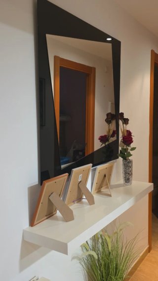 Espejo y  recibidor negro y madera