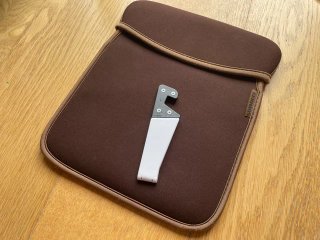 Funda para tablet de neopreno Soyntec + caballete