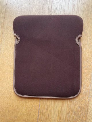 Funda para tablet de neopreno Soyntec + caballete