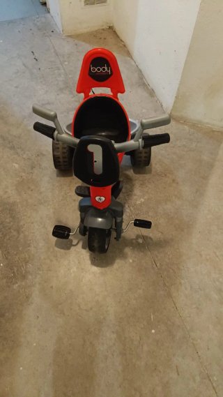 Triciclo infantil rojo y negro
