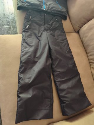 Pantalones y cazadora de nieve.