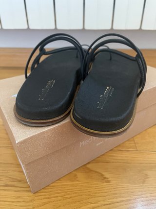 Sandalias de piel negras.