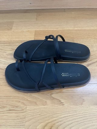 Sandalias de piel negras.