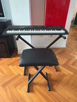 Piano Alexis con soporte y taburete