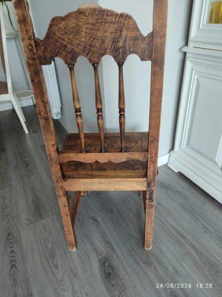 Silla antigua de madera tallada