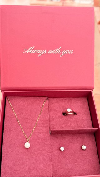 Conjunto de Joyas: Anillo, Cadena y Aros de Perla