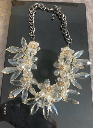 Collar llamativo