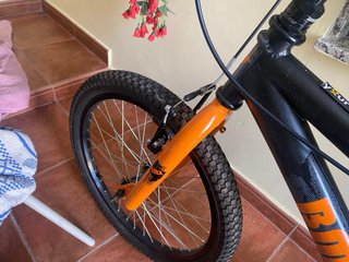 Bicicleta BMX Negra y Naranja