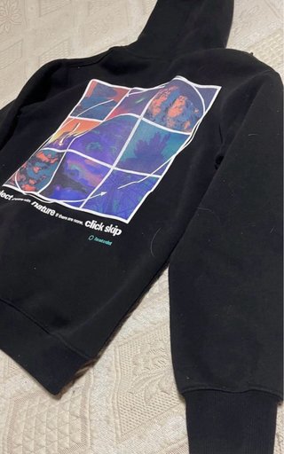 Sudadera Negra con Capucha Gráfica