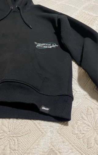 Sudadera Negra con Capucha Gráfica