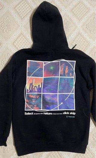 Sudadera Negra con Capucha Gráfica