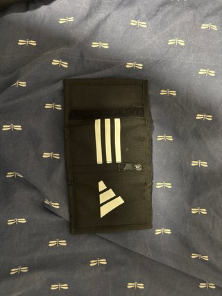 Cartera Adidas Negra y Blanca