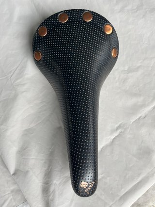 Sillín Bici Negro Perforado Cobre