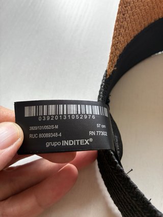 Visera tejida marrón y negra