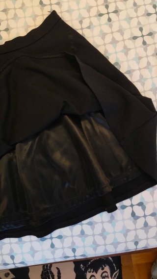 Falda negra con volante