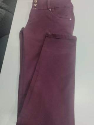 Pantalón colombiano burdeos talla XS..