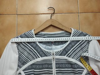 Chaqueta blanca y negra simil cuero. A estrenar