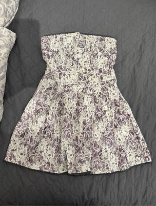 Vestido strapless morado y blanco