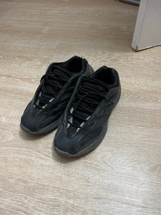 Adidas Yeezy 700