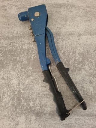 Remachadora manual azul