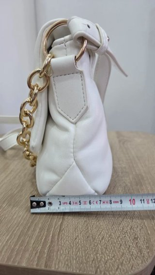 Bolso blanco con cadena dorada