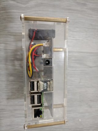 Raspberry Pi 2 con caja y adaptador hdd sata