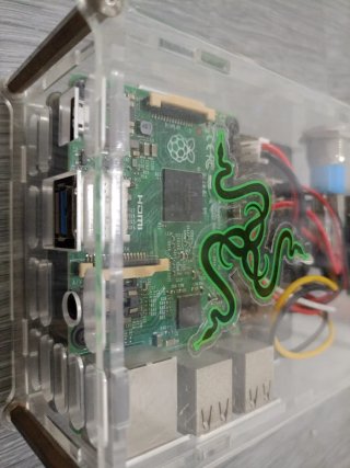 Raspberry Pi 2 con caja y adaptador hdd sata