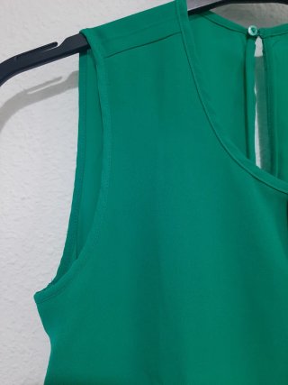 Blusa verde sin mangas con volantes