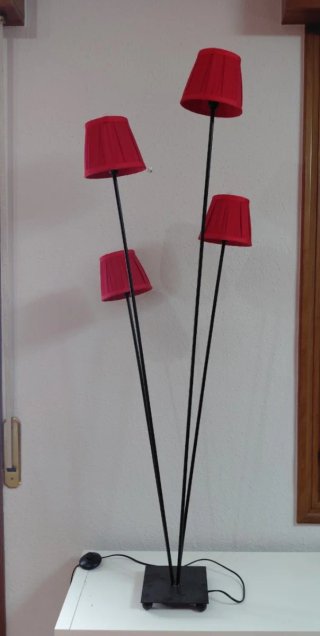 Lámpara de pie moderna 4 focos roja