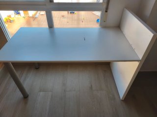 Escritorio blanco y patas plateadas