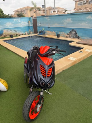 Yamaha Aerox Negra y Roja