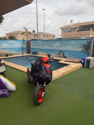 Yamaha Aerox Negra y Roja