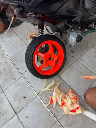 Yamaha Aerox Negra y Roja