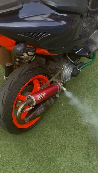 Yamaha Aerox Negra y Roja