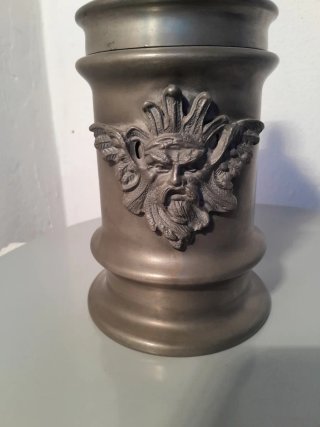 Vaso in peltro l'etrusca con coperchio e volto