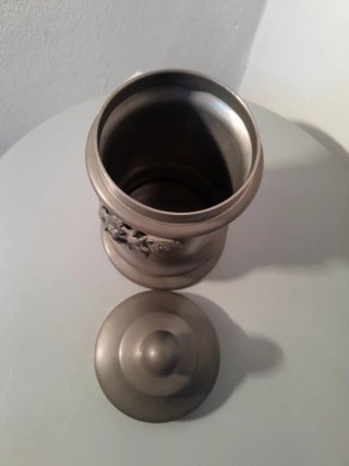 Vaso in peltro l'etrusca con coperchio e volto